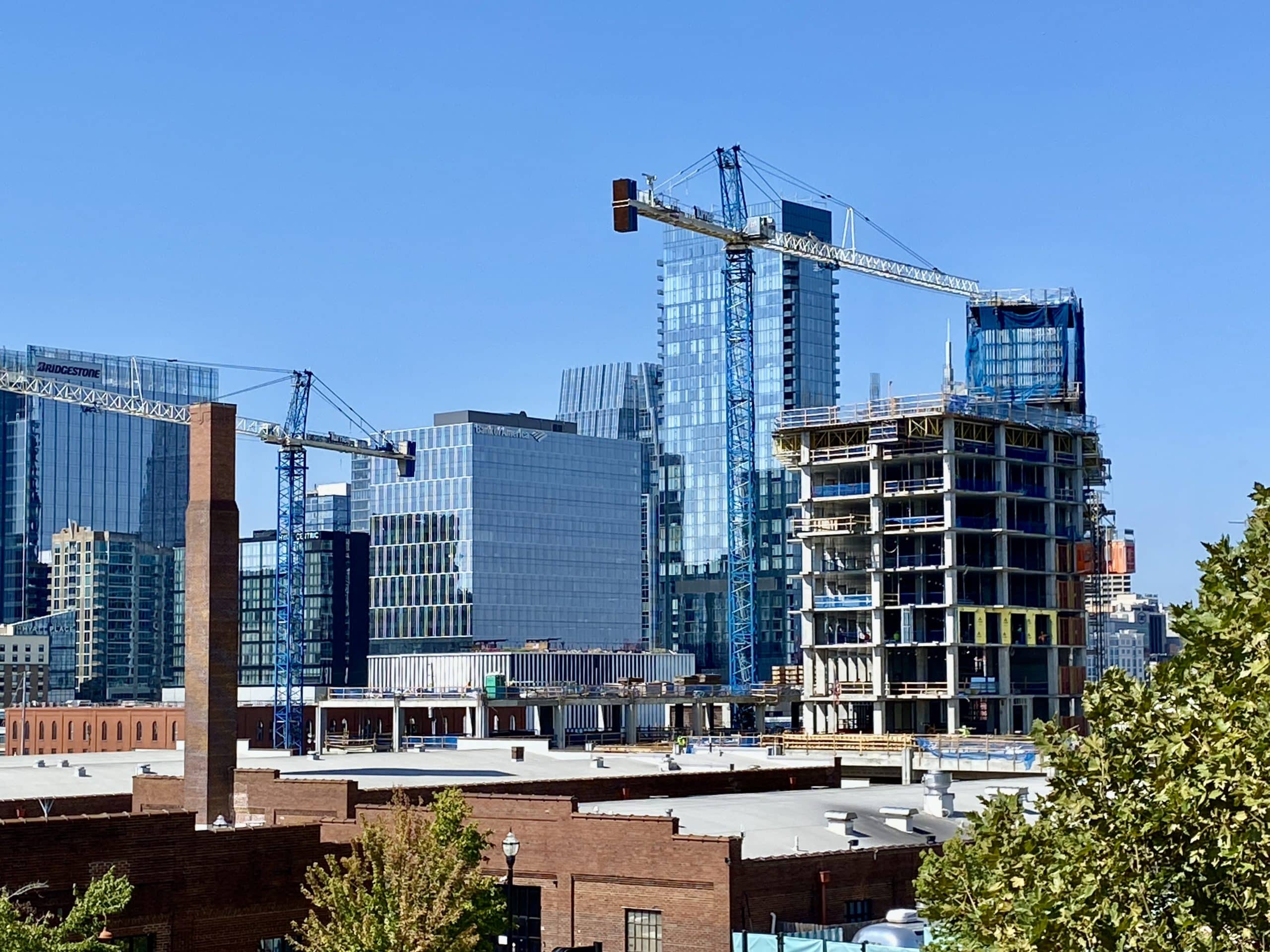 A view of Nashville with construction cranes building new buildings